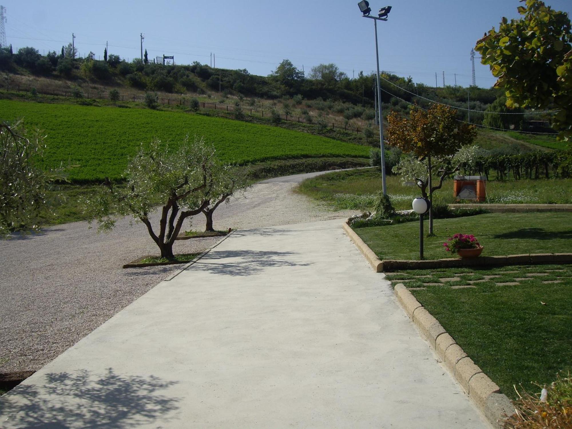 Agriturismo Il Borgo Degli Ulivi Roseto Degli Abruzzi Exterior photo