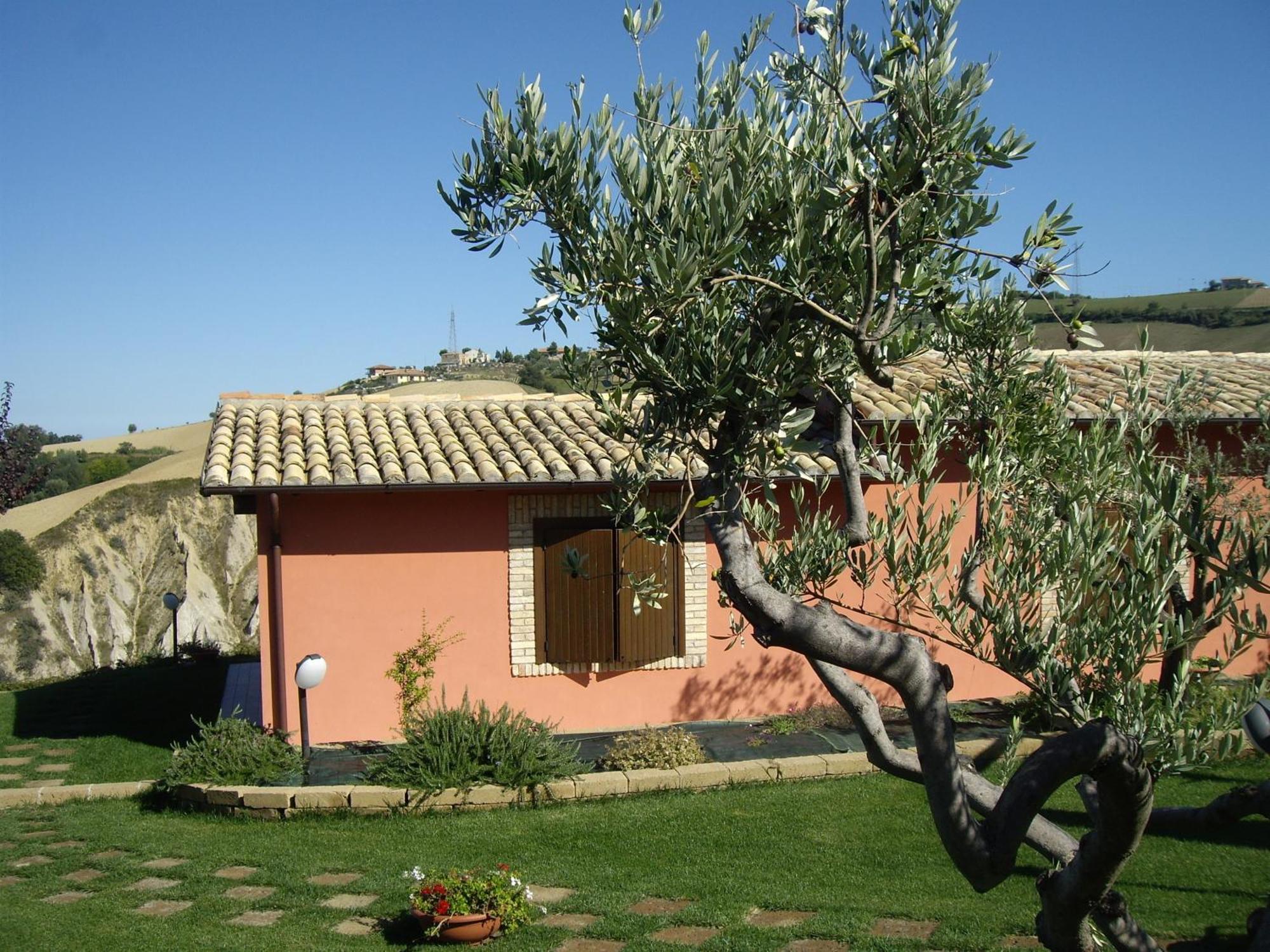 Agriturismo Il Borgo Degli Ulivi Roseto Degli Abruzzi Exterior photo