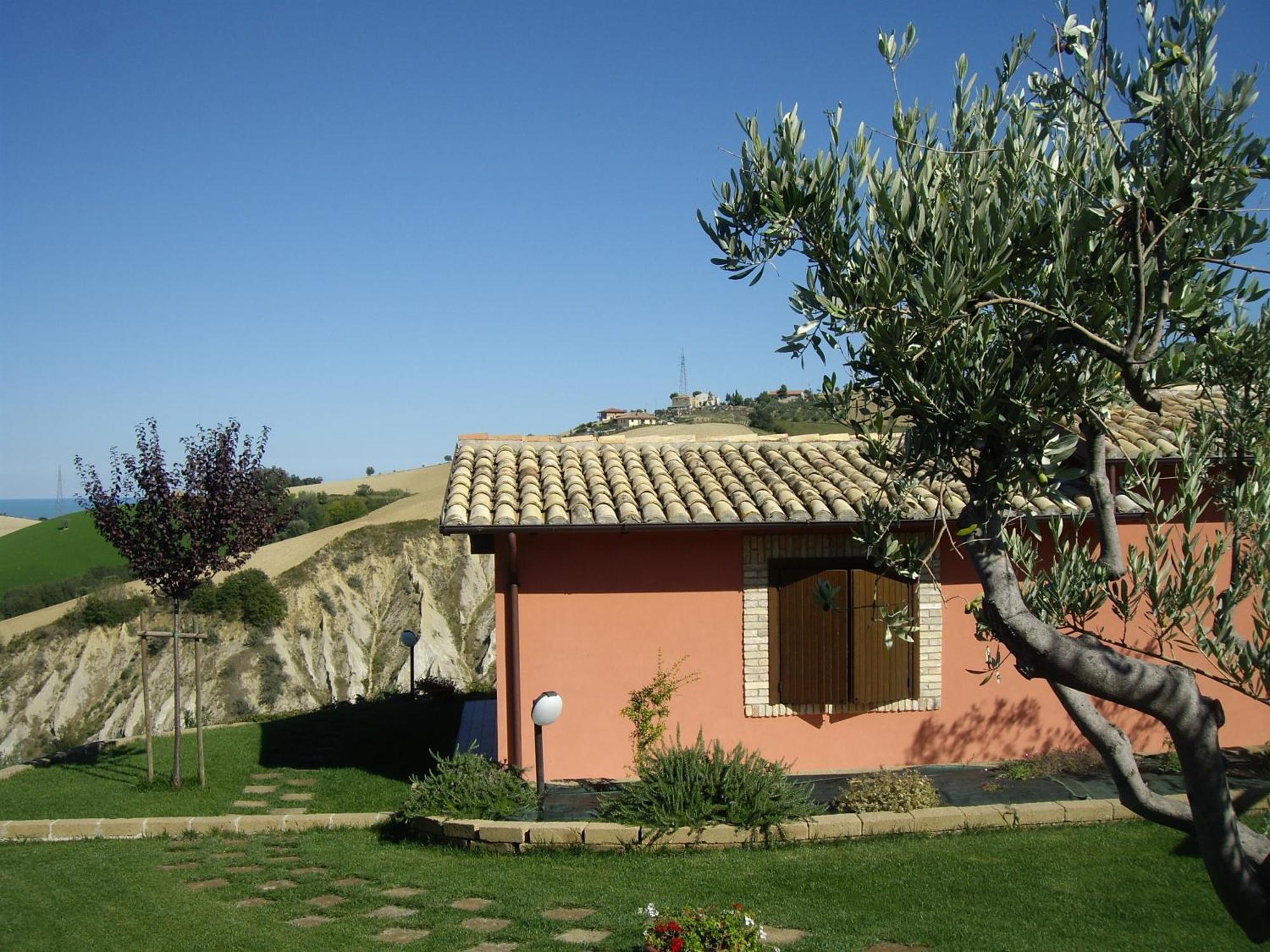 Agriturismo Il Borgo Degli Ulivi Roseto Degli Abruzzi Exterior photo