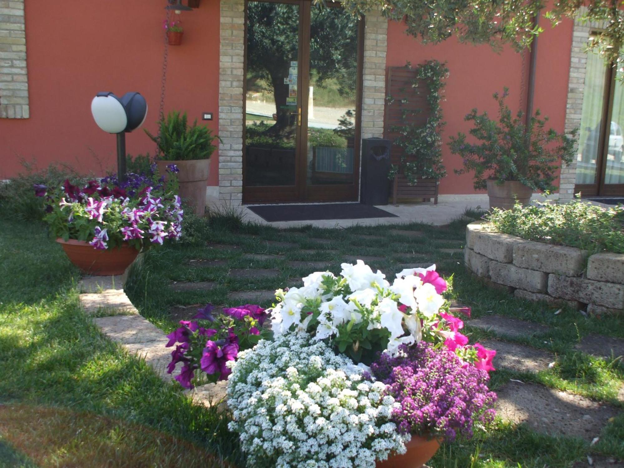 Agriturismo Il Borgo Degli Ulivi Roseto Degli Abruzzi Exterior photo